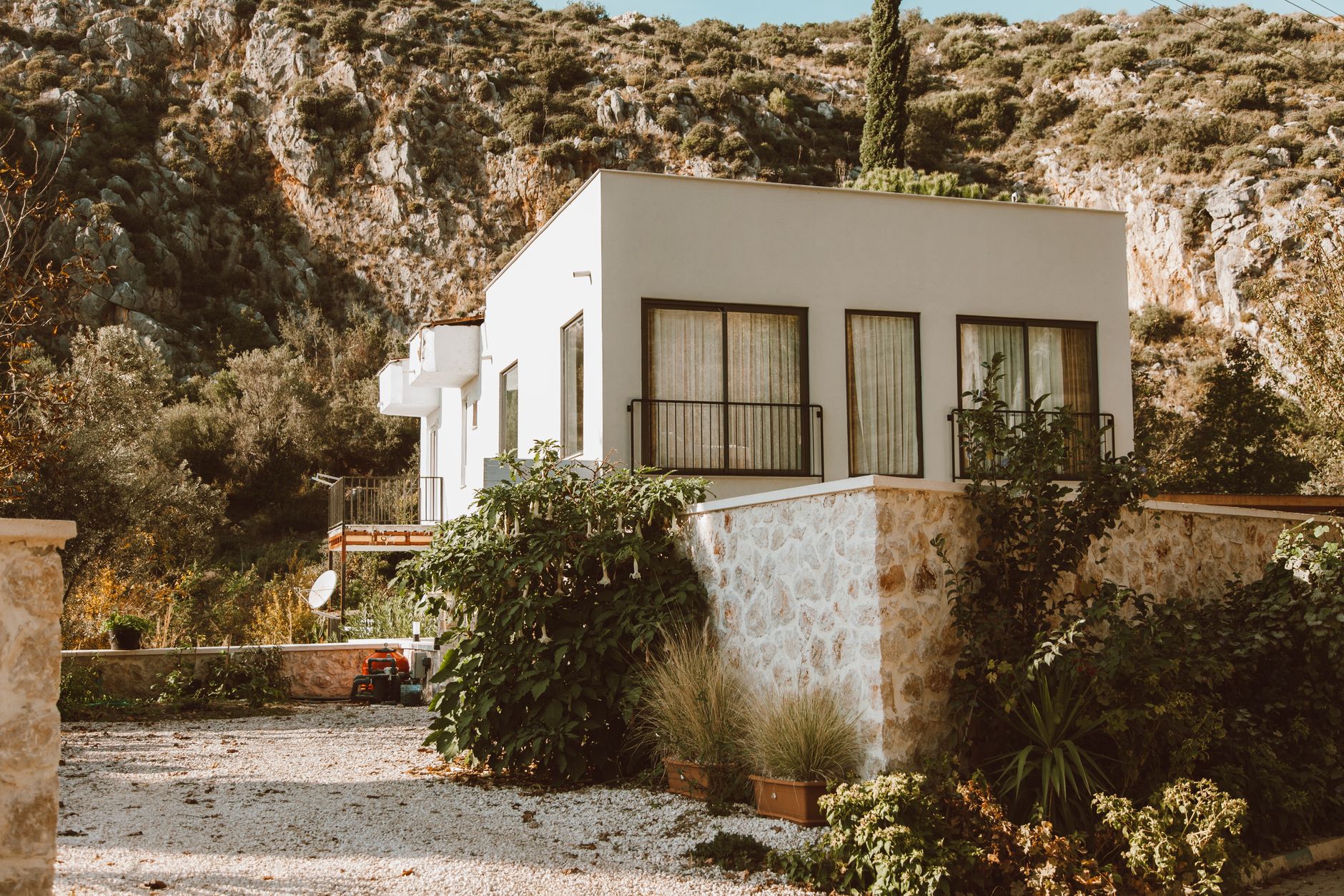 Choosing the Right White Exterior House Paint for Timeless Curb Appeal