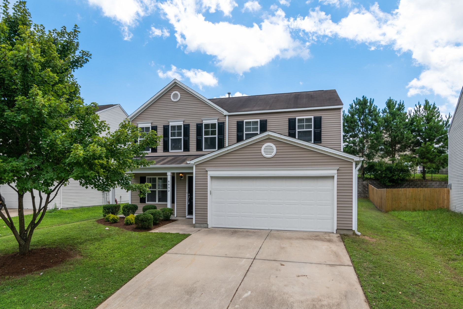 How Vinyl Siding Stone Enhances Curb Appeal and Durability